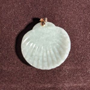 Jade shell 10k pendant